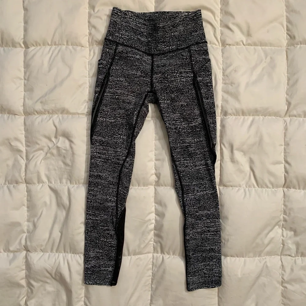 Lululemon Pace Perfect 7/8 Tight 25” Leggings 4 Air Time White Black Activewear